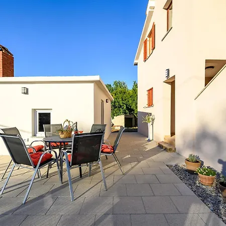 3 Bedroom Lovely In Labin Apartment