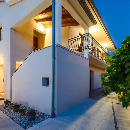 3 Bedroom Lovely In Labin Apartment