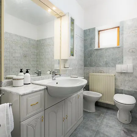 Apartment 3 Bedroom Lovely In Labin
