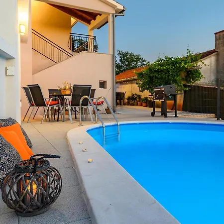 3 Bedroom Lovely In Labin Apartment