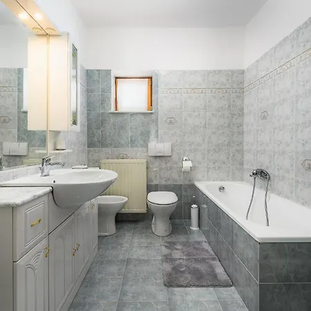 3 Bedroom Lovely In アパート *